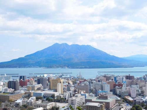 桜島をバックに鹿児島市内