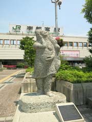 宇都宮駅前の餃子像