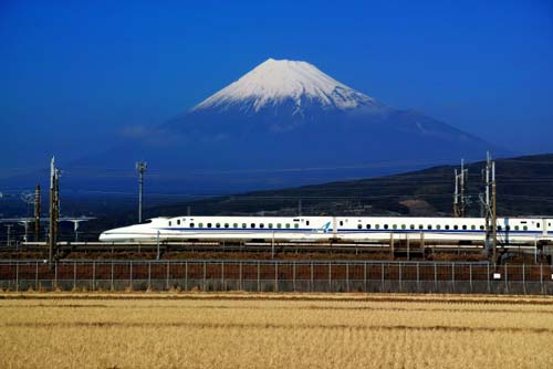 東海道新幹線と富士山の絶景