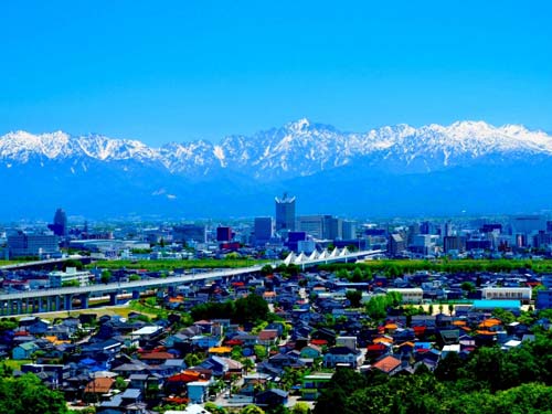 立山連峰と富山市